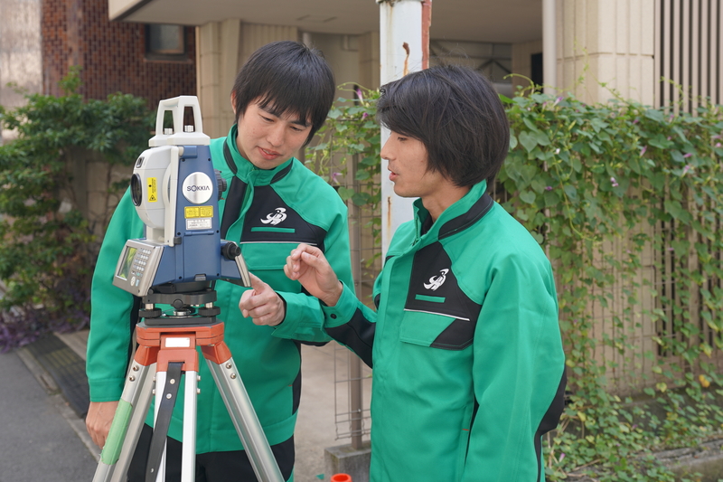 現場で測量を行う測量士